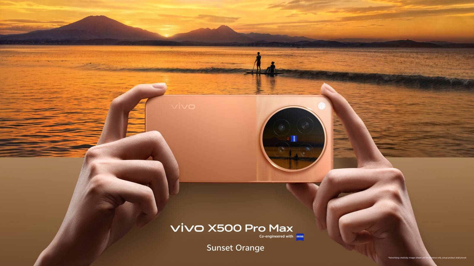 vivo X500 Pro Max dipegang sambil merakam pemandangan matahari terbenam