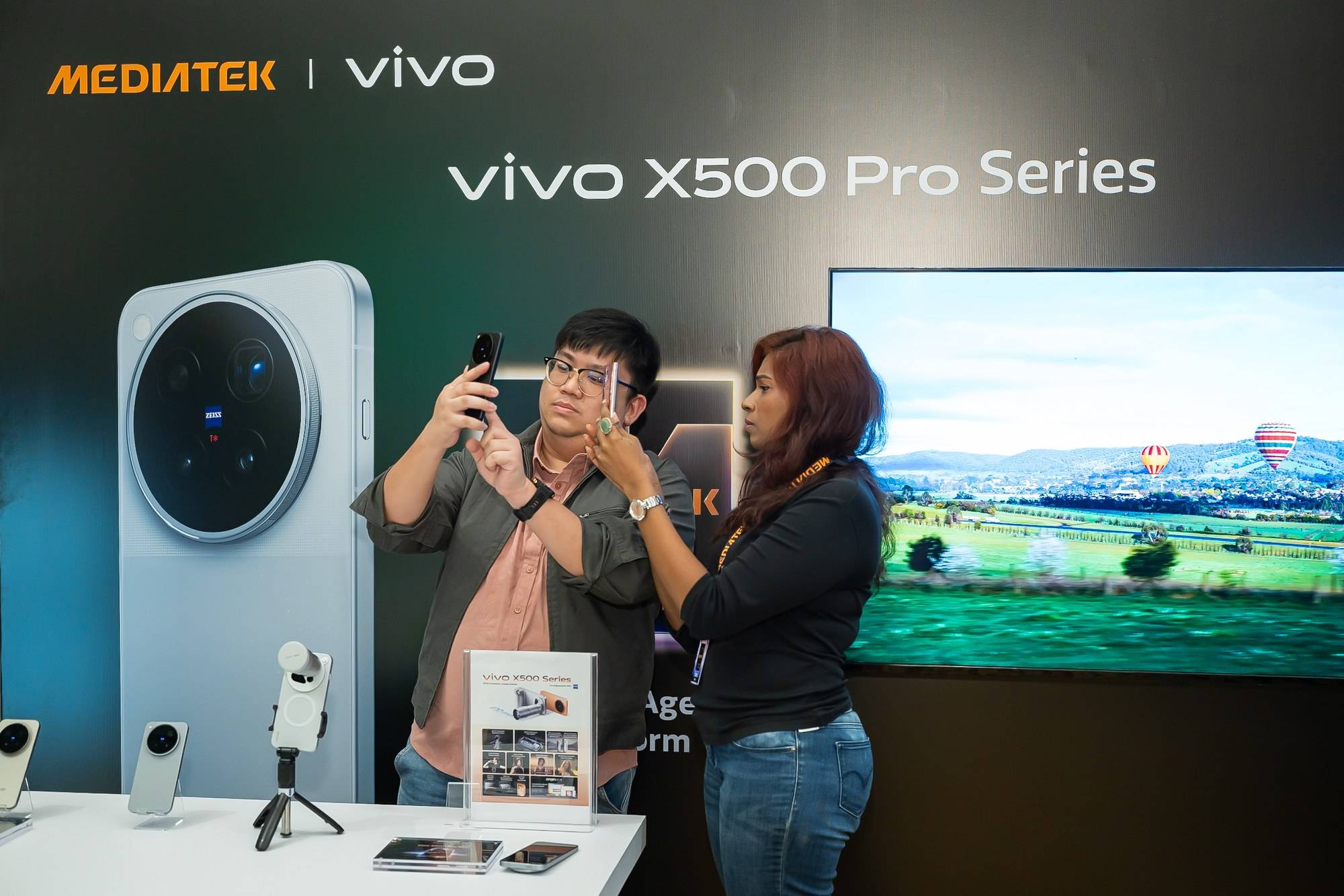 Pengunjung mencuba vivo X500 Pro Series di ruang pameran MediaTek